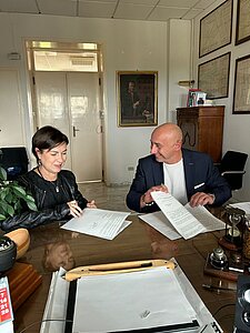 L'immagine raffigura la d.ssa Bringhen e il Commissario Livio Tranchida all'atto della firma della nomina a Primario della Ematologia