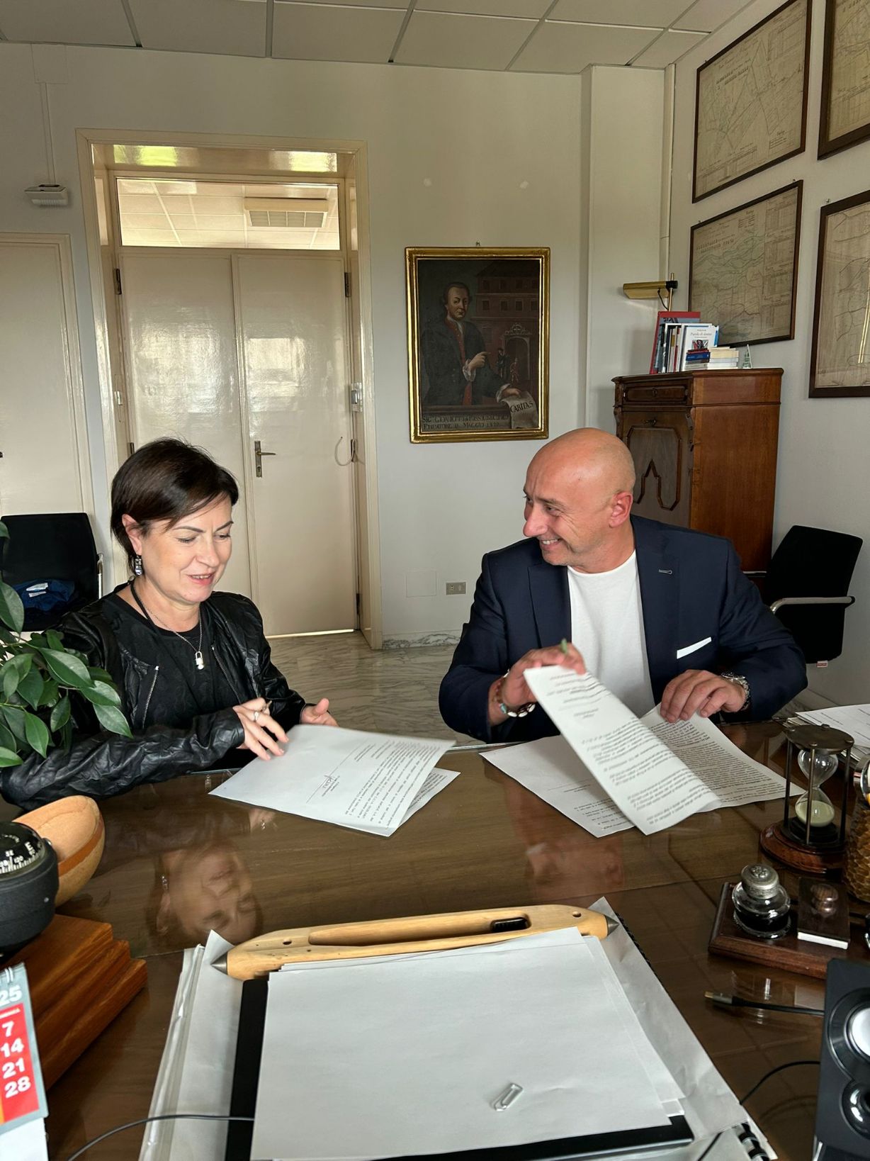 L'immagine raffigura la d.ssa Bringhen e il Commissario Livio Tranchida all'atto della firma della nomina a Primario della Ematologia